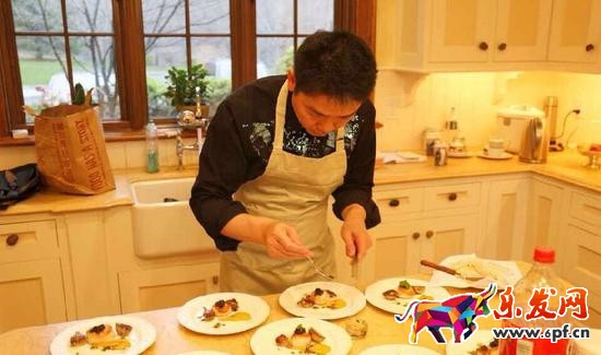 劉強(qiáng)東做飯